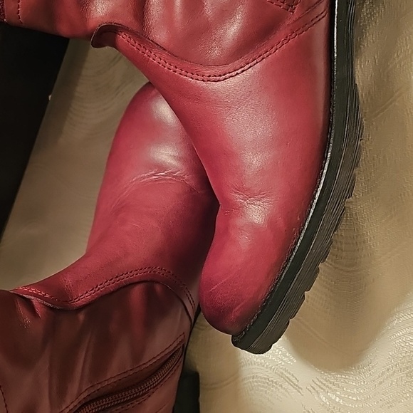Umberto Raffini Red Heeled Boots with Polished Leather and Classic Design - Picture 7 of 12